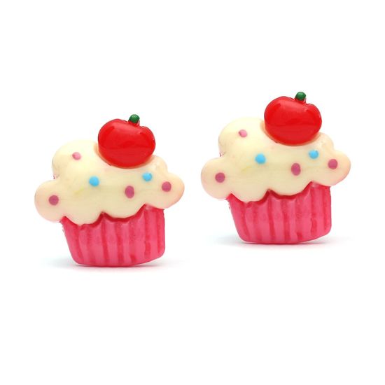 Beige Muffins mit Kirsche